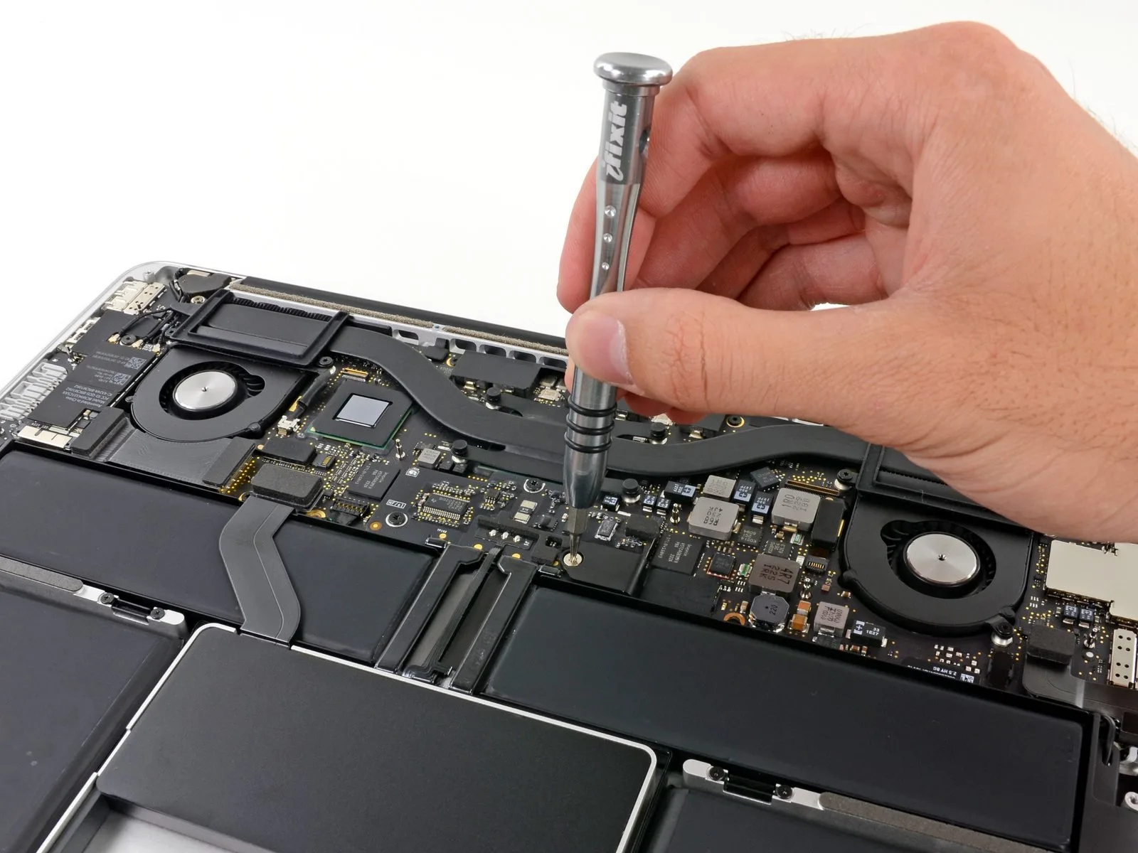 Technicien IZIMAC réparant un MacBook ouvert — intervention à domicile à Genève